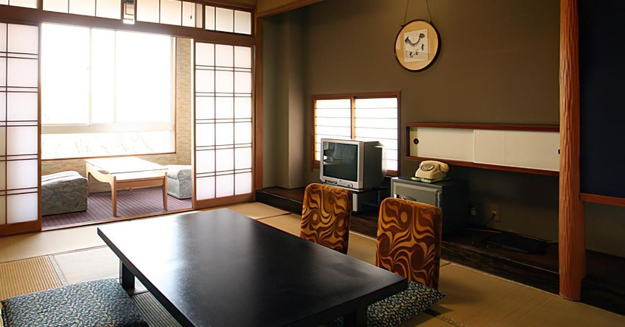 Hotel Ikaho Ginsui Shibukawa Exteriör bild